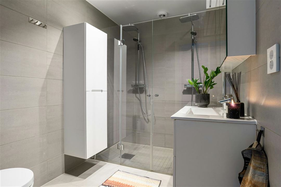 Opdag det elegante brusesæt i børstet messing